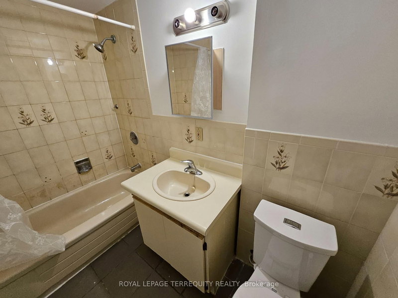 557 Lawrence Ave W, Toronto, M6A 1A5 | Image 3