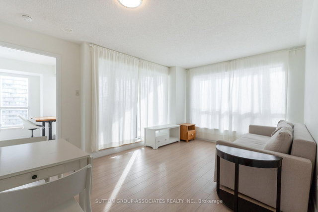 2505 - 909 Bay Street