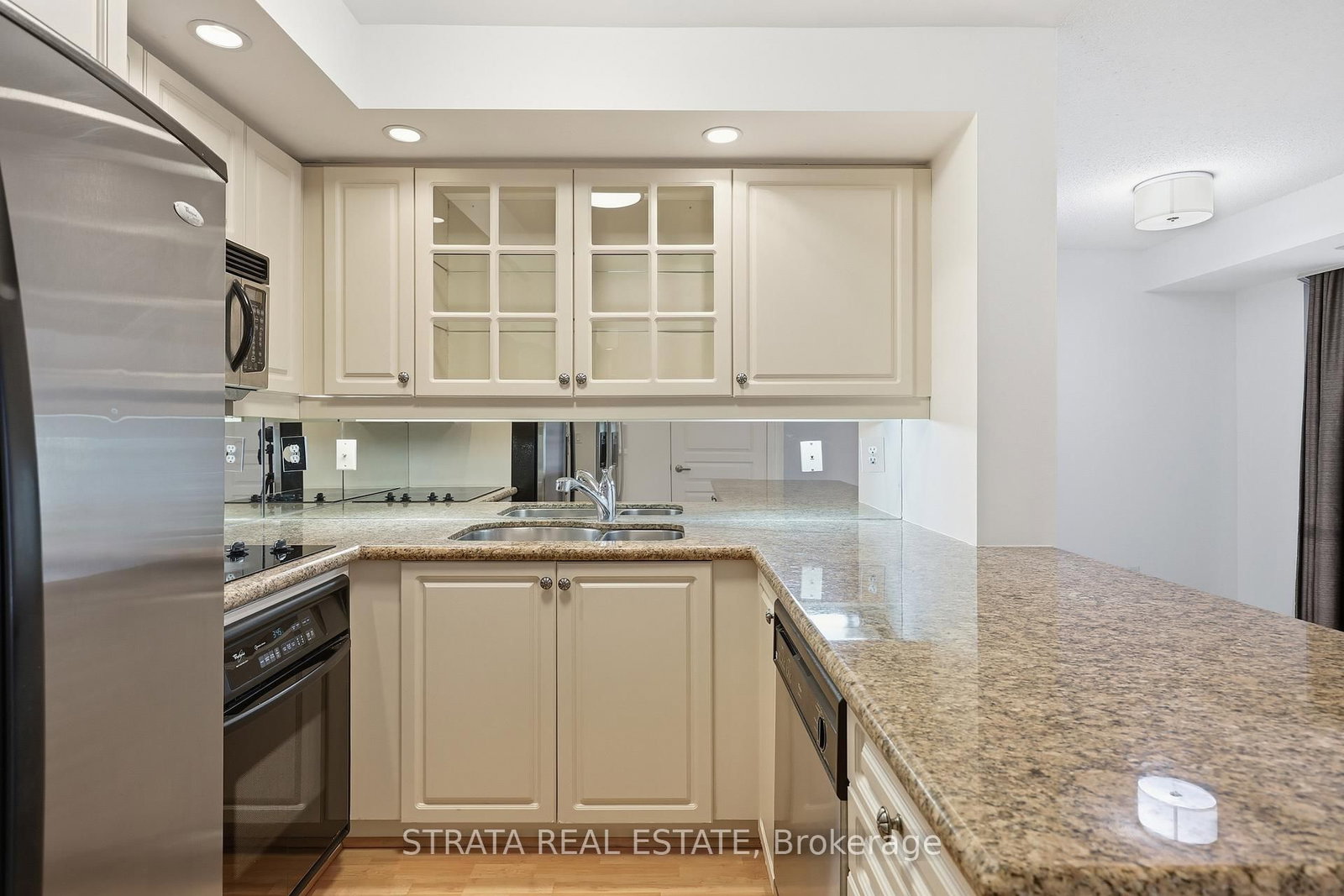 140 Simcoe Street, Unit 501 - Photo 5