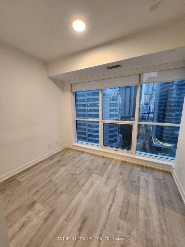 1807 - 327 king Street W