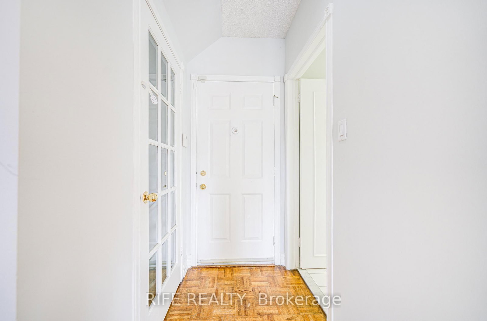 Detached House for lease at 17 Bramble Drive, Toronto, Ontario, M3B 2E9 - Banbury-Don Mills - MLS: C12751914