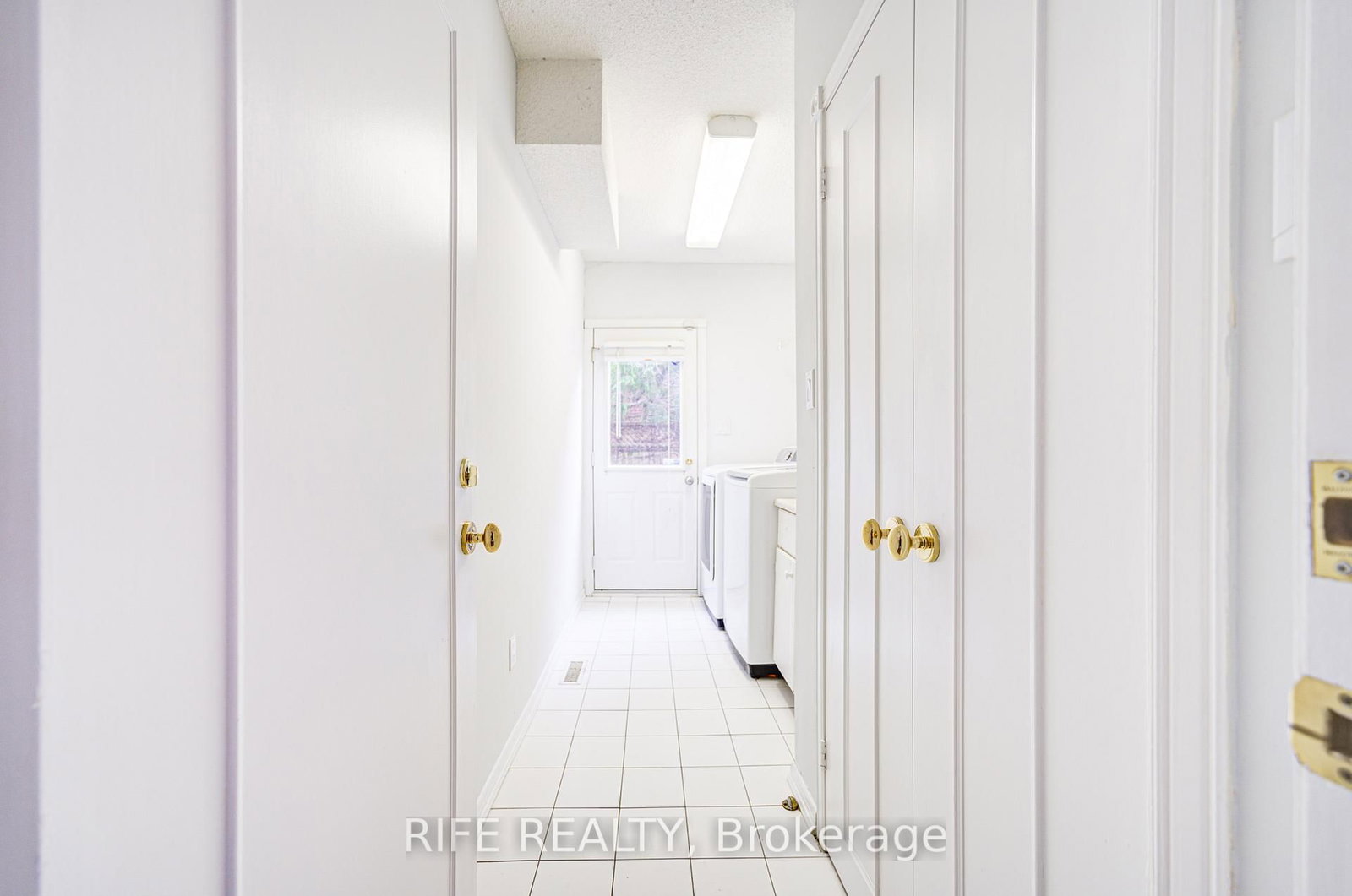 Detached House for lease at 17 Bramble Drive, Toronto, Ontario, M3B 2E9 - Banbury-Don Mills - MLS: C12751914