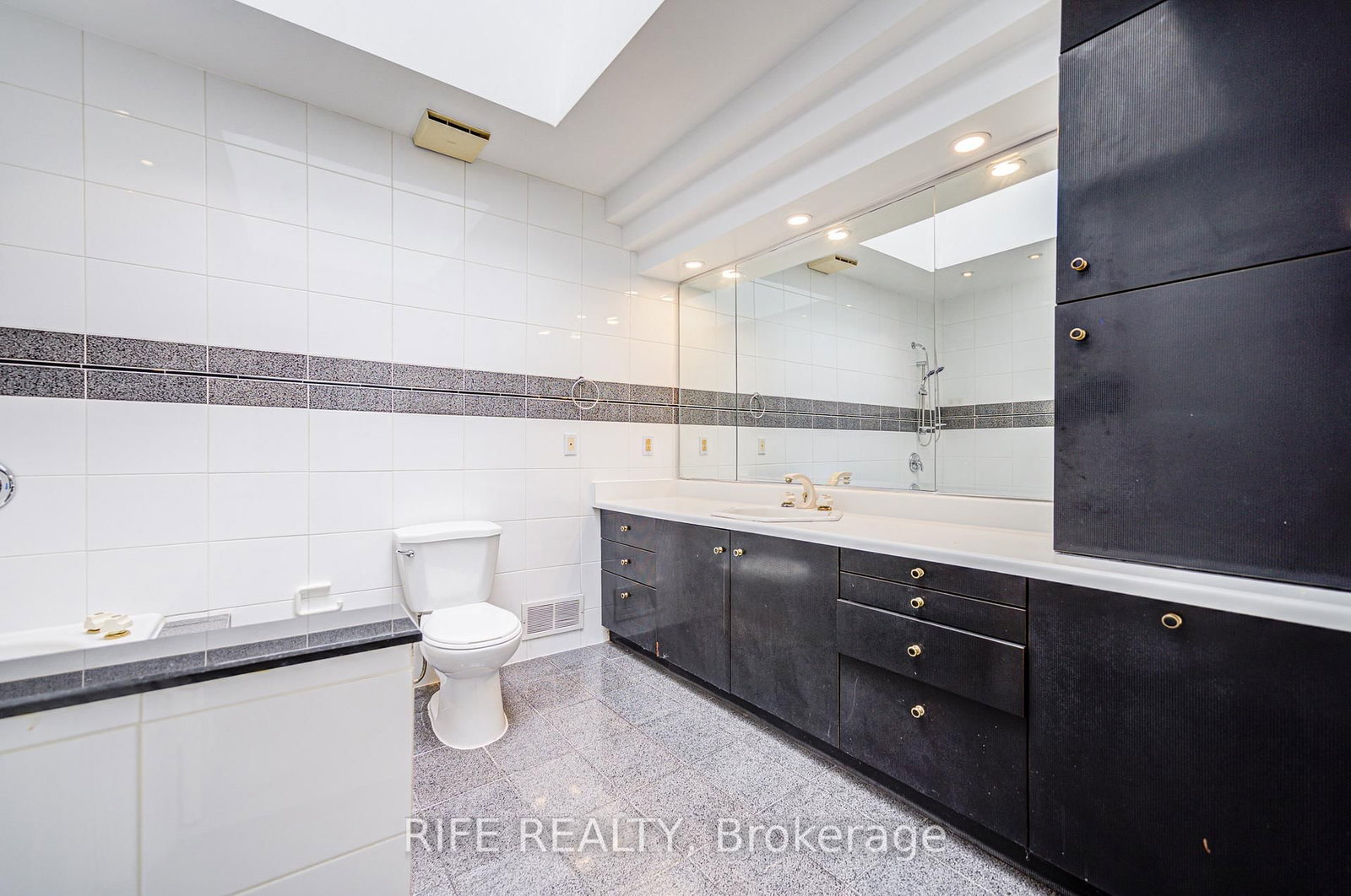 Detached House for lease at 17 Bramble Drive, Toronto, Ontario, M3B 2E9 - Banbury-Don Mills - MLS: C12751914