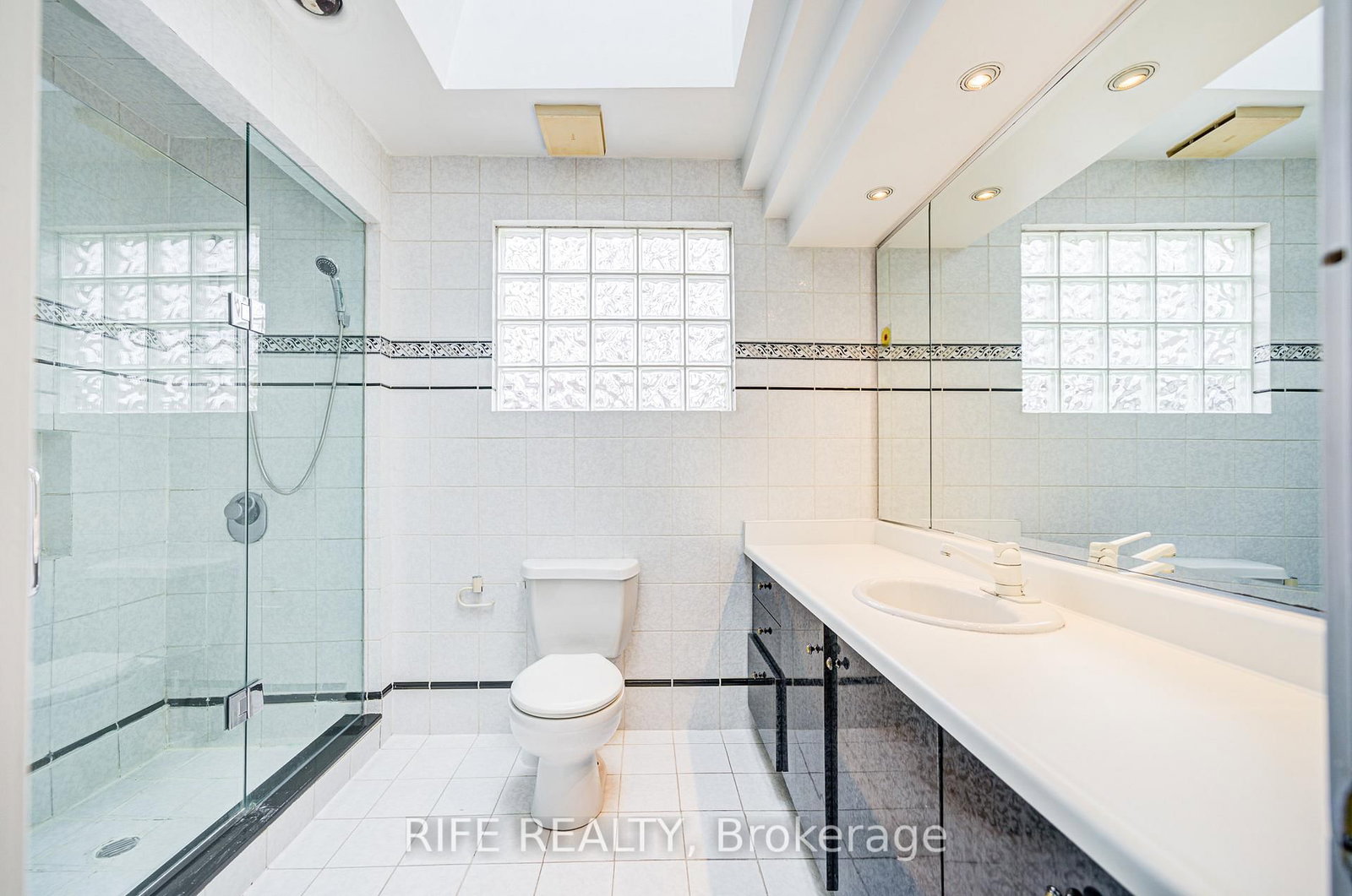 Detached House for lease at 17 Bramble Drive, Toronto, Ontario, M3B 2E9 - Banbury-Don Mills - MLS: C12751914