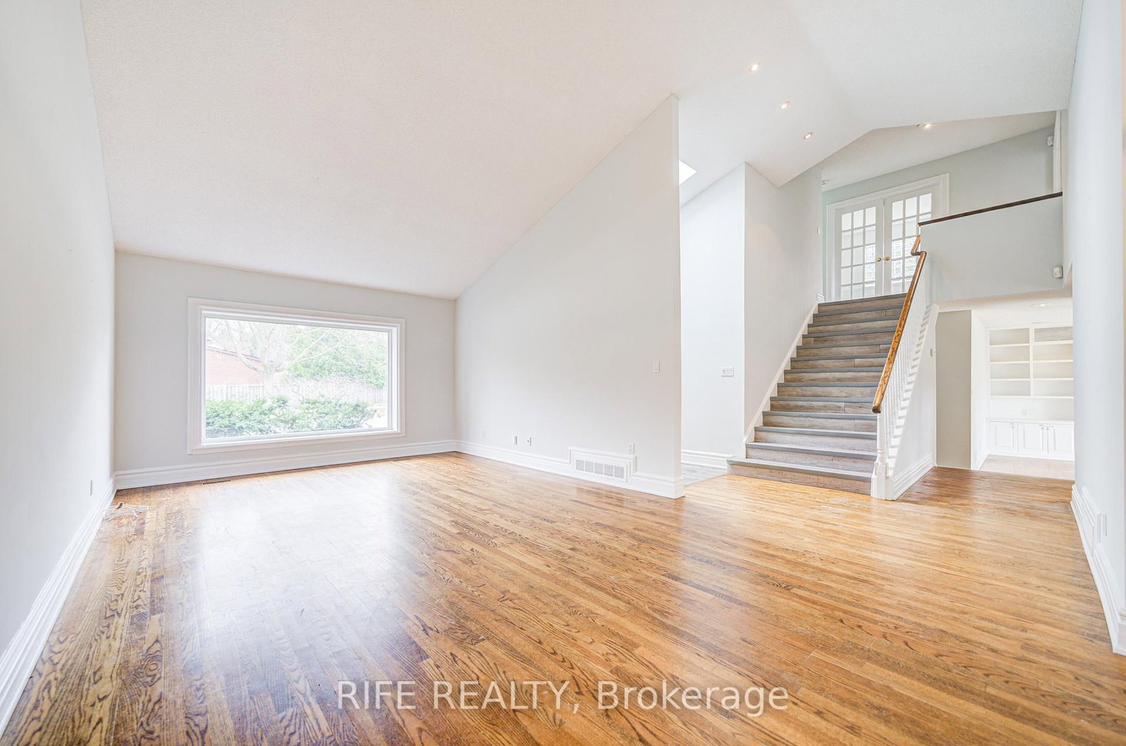 Detached House for lease at 17 Bramble Drive, Toronto, Ontario, M3B 2E9 - Banbury-Don Mills - MLS: C12751914