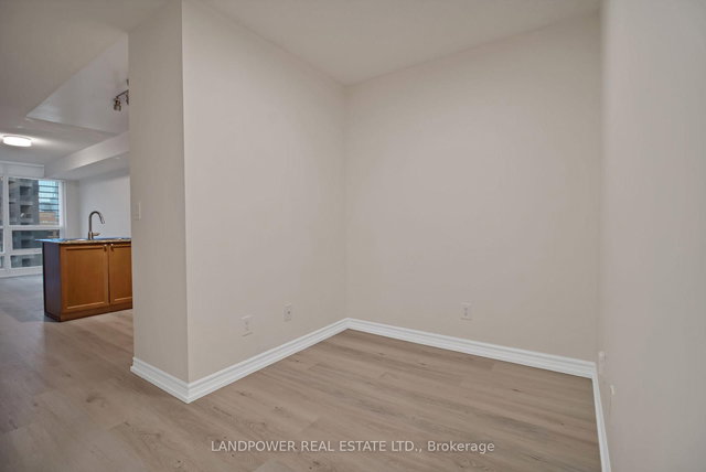 1810 - 761 Bay Street