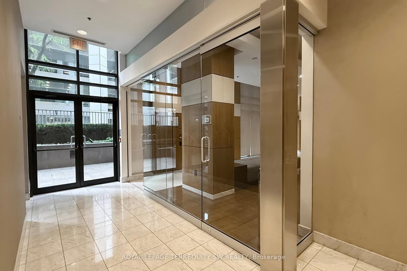 1612 - 85 Bloor St E, Toronto, M4W 3Y1 | Image 2