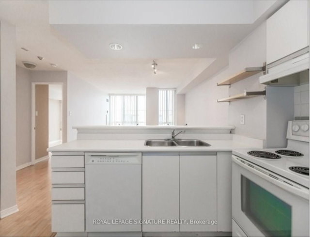 914 - 801 King Street W