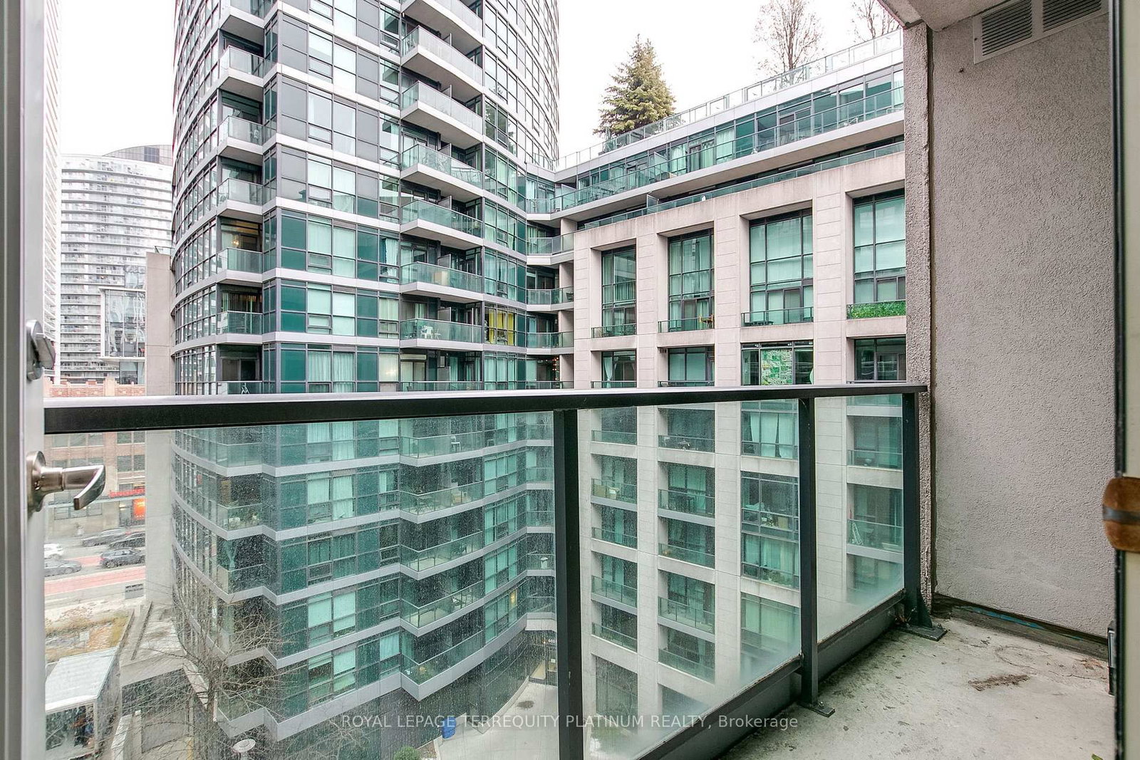 Condo for sale at 727-600 Fleet Street, Toronto, Ontario, M5V 1B7 - Niagara - MLS: C12766992