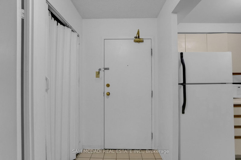 613 - 117 Gerrard St E, Toronto, M5B 2L4 | Image 3