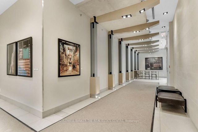 802 - 400 Wellington Street W