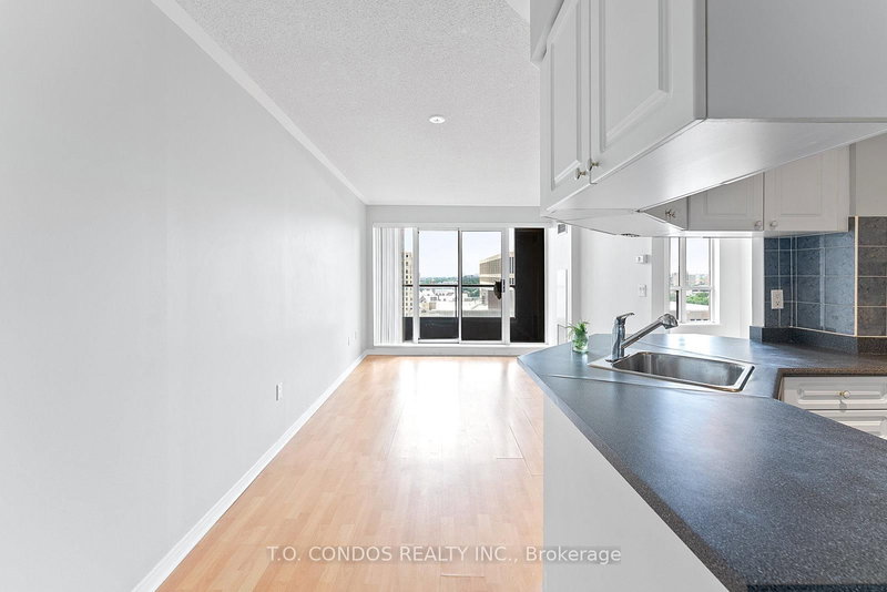 2002 - 909 Bay St, Toronto, M5S 3G2 | Image 3