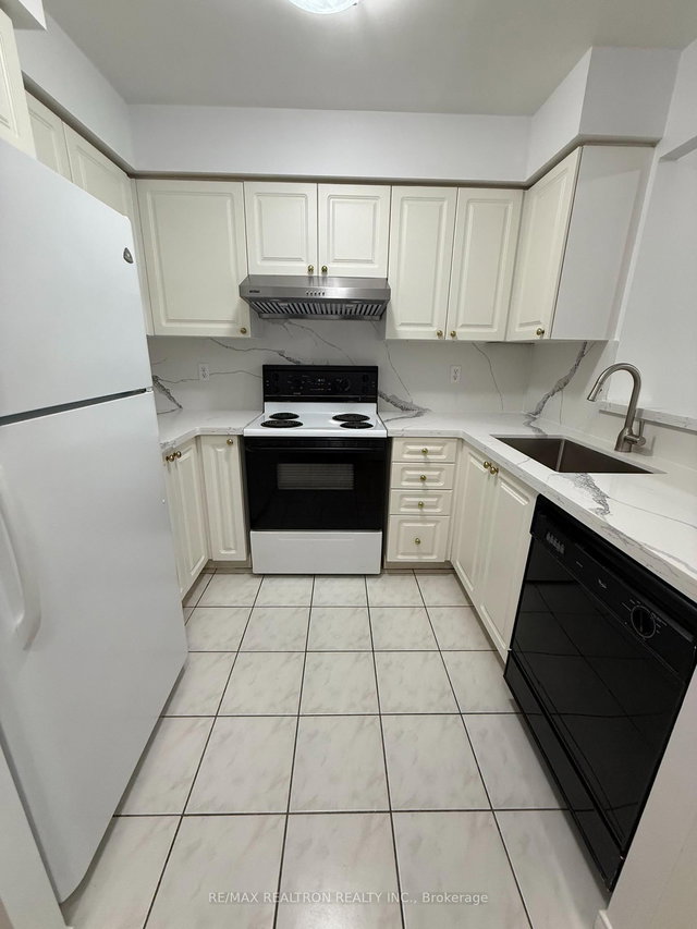 916 - 39 Pemberton Avenue