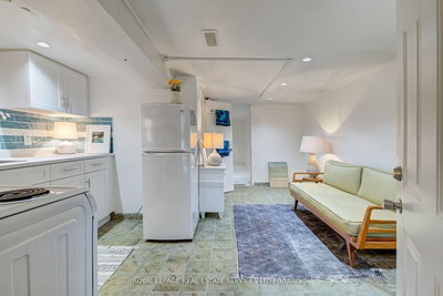 Lower-27 Bank Street, Toronto, Ontario image-0-3