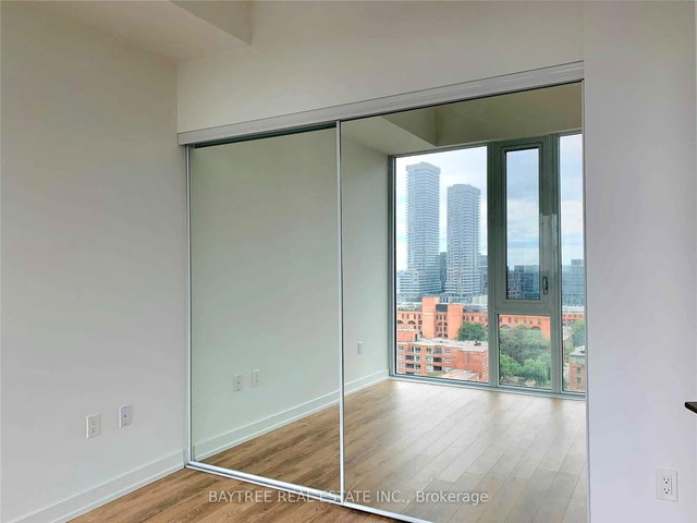 1020 - 158 Front Street E