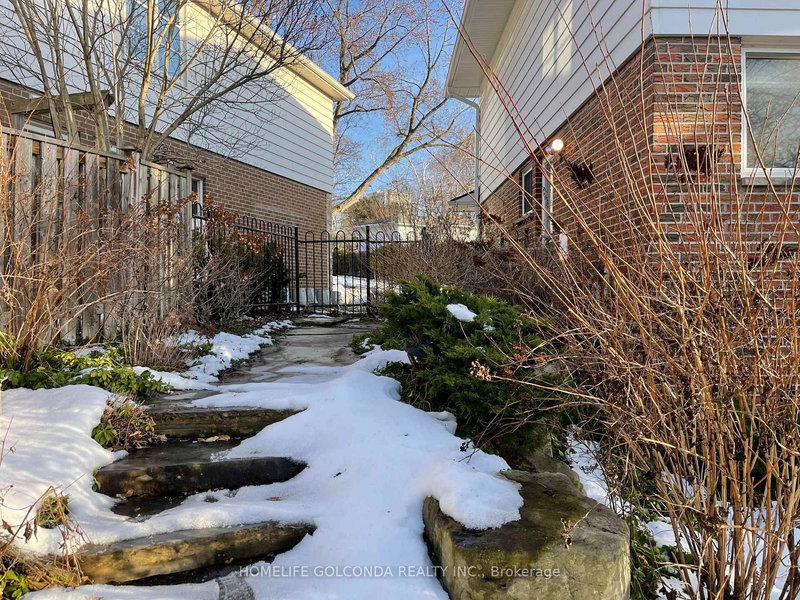 24 Meadowglade Cres, Toronto, M2J 1C7 | Image 3