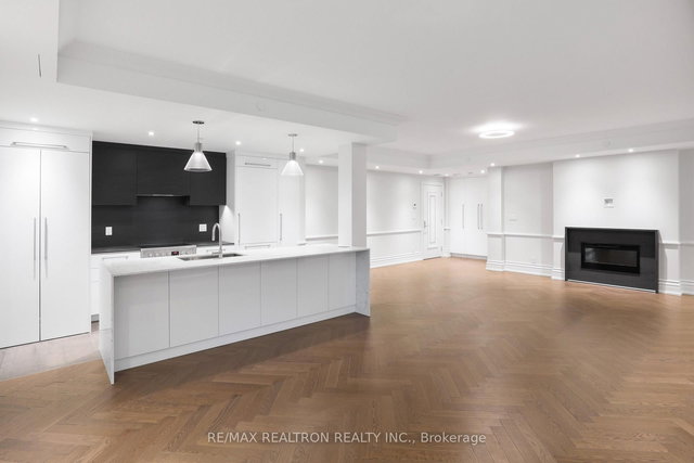 208 - 2 Clarendon Avenue