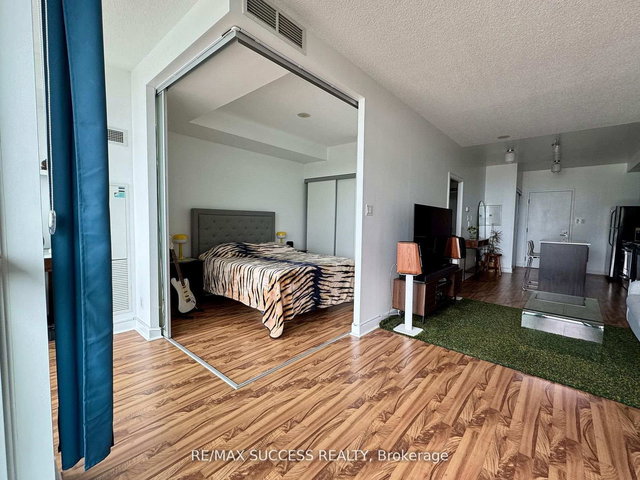 1605 - 1171 Queen Street W