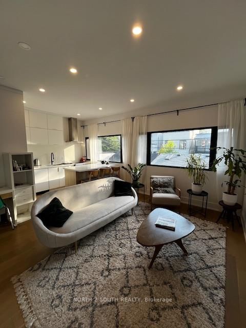 B - 918 Manning Ave, Toronto, M6G 2X4 | Image 3