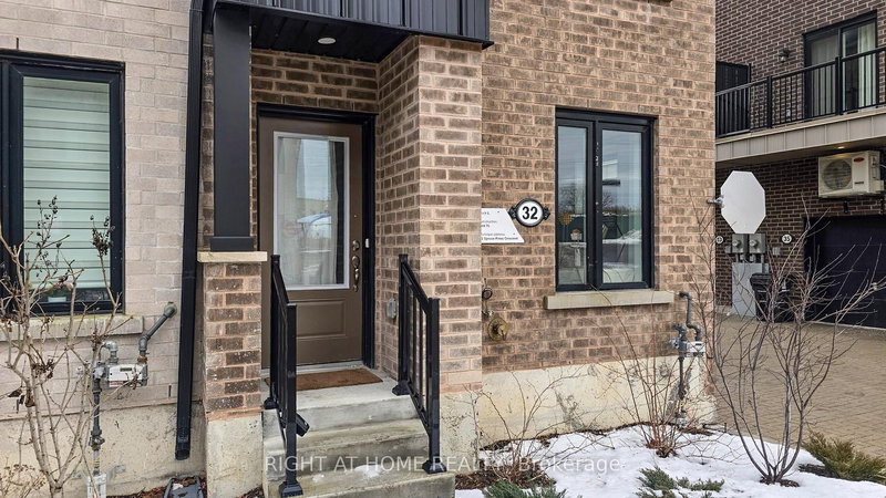 32 Spruce Pines Cres, Toronto, M4A 1Y7 | Image 2