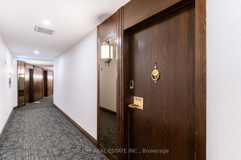 1913-55 Harbour Sq, Toronto — 4