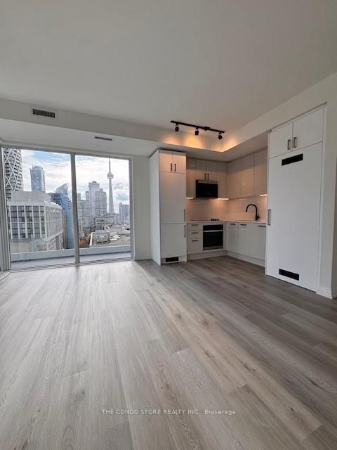 1605 - 280 Dundas Street W