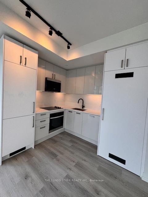 1605 - 280 Dundas Street W