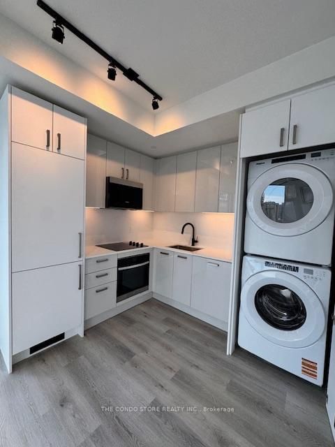 1605 - 280 Dundas Street W