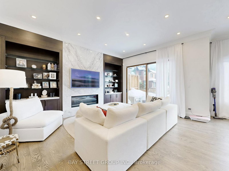 31 Evergreen Gdns, Toronto, M4G 2Z5 | Image 3