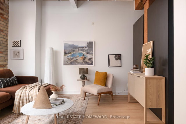 321 - 955 Queen Street W