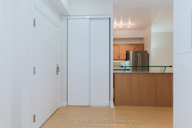 803 - 220 Victoria Street