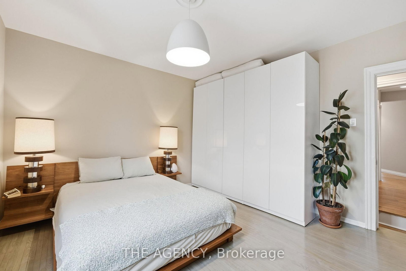 Townhouse sold at 36 Mansfield Avenue, Toronto, Ontario, M6J 2B1 - Trinity-Bellwoods - MLS: C12815424