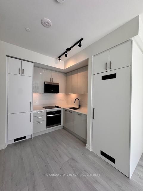 904 - 280 Dundas Street W