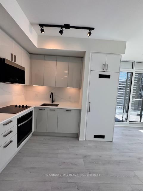 904 - 280 Dundas Street W