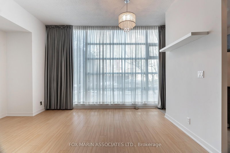 home for lease on 206-381 Front Street W