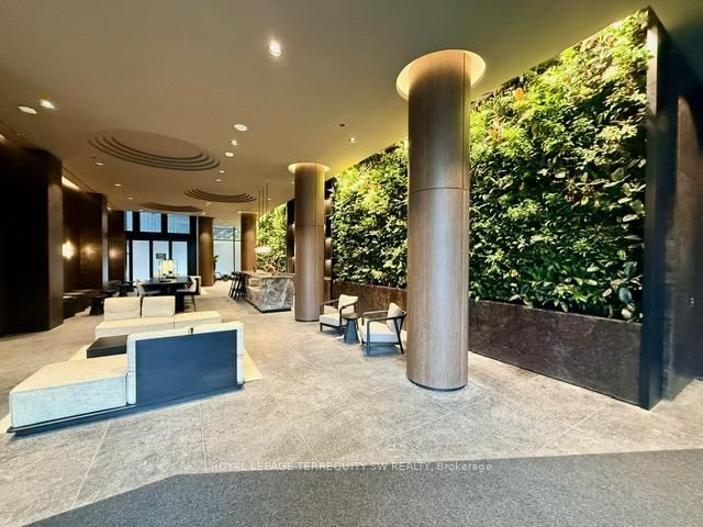 1005N - 110 Broadway Avenue