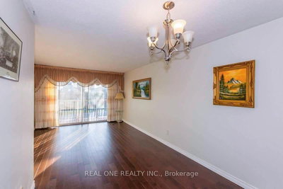 Upper-101 Shawnee Circle, Toronto, Ontario image-0-3