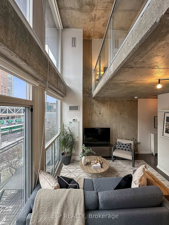 401 - 1029 King Street W