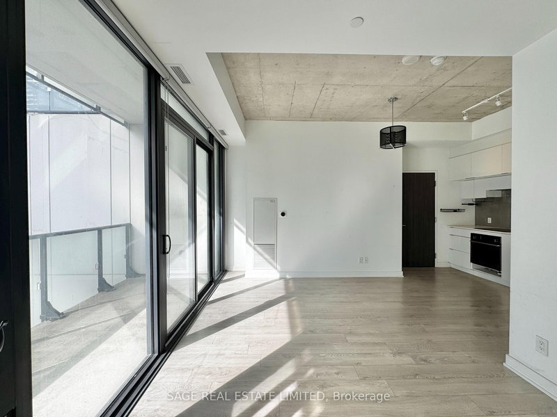 home for lease on 602-185 Roehampton Avenue