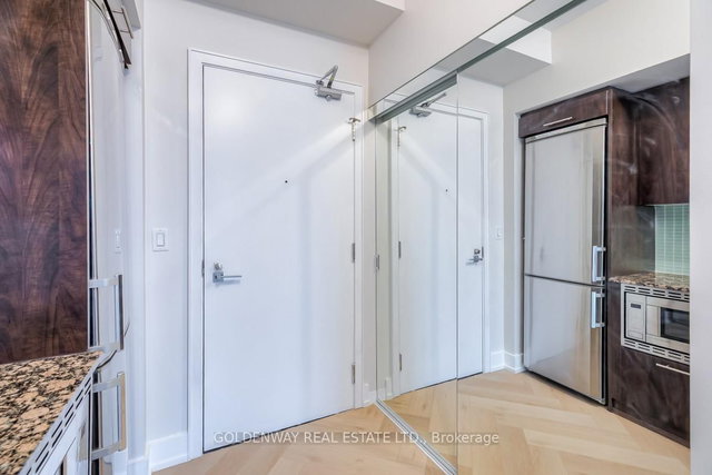 2009 - 352 Front Street W