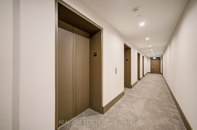 4002 - 39 Roehampton Avenue