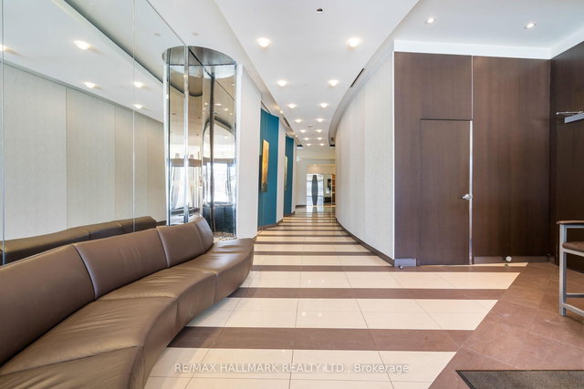 1005 - 211 Queens Quay W