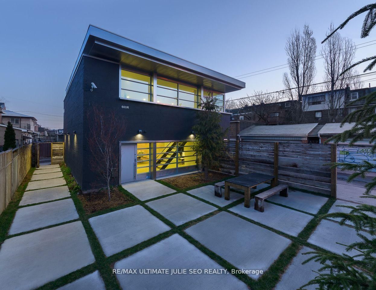 660R College Street - Photo 2