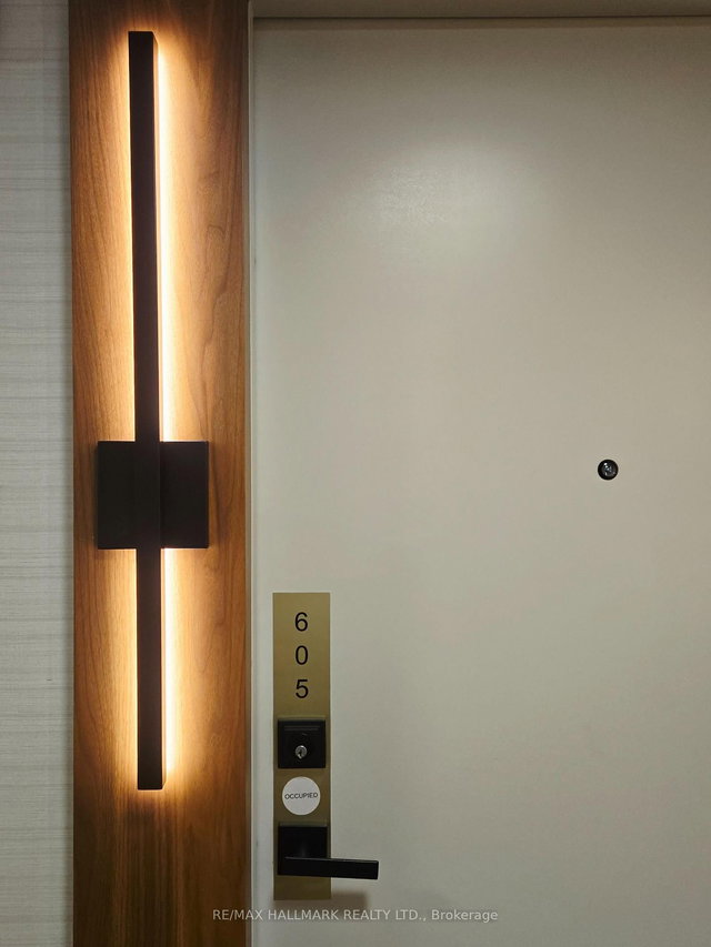 605 - 327 King Street W