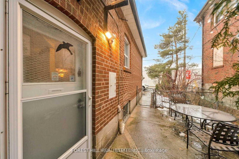Lower - 996 Bayview Ave, Toronto, M4G 2Z6 | Image 2