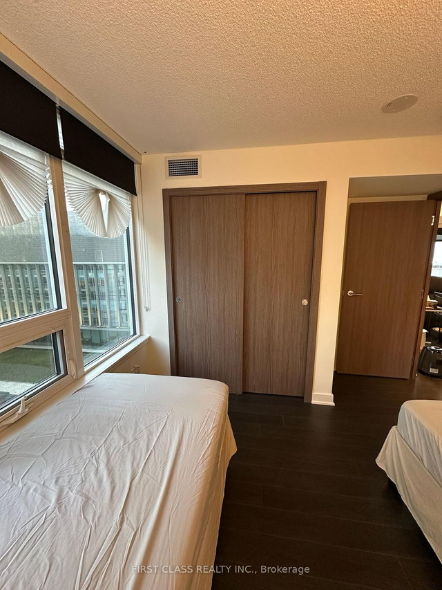 1111 - 19 Bathurst Street