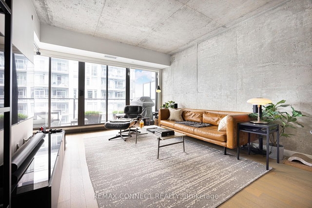 1216 - 111 Bathurst Street