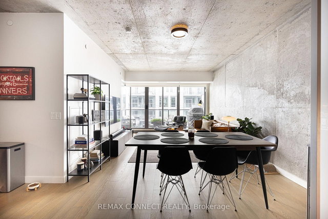 1216 - 111 Bathurst Street