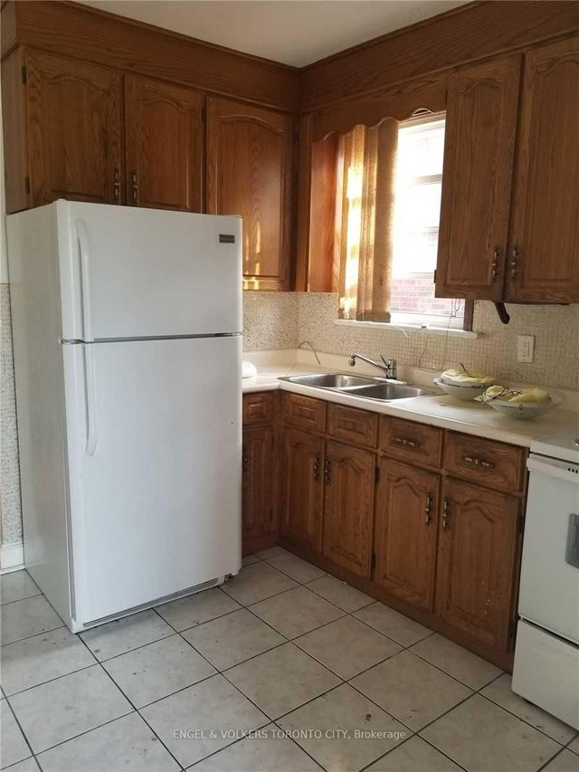 Main - 1013 Castlefield Avenue N