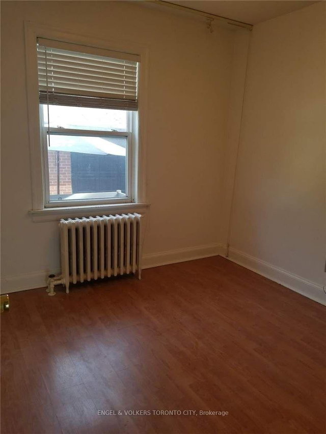 Main - 1013 Castlefield Avenue N